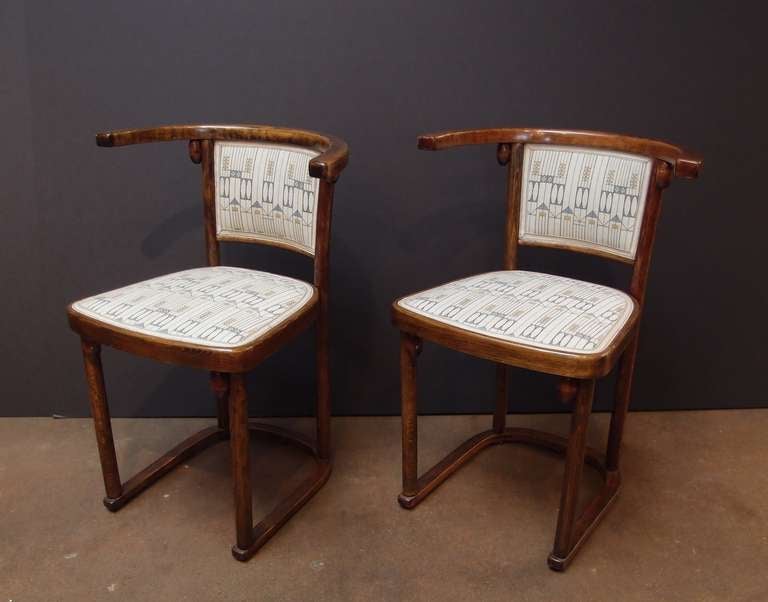 A good pair of period Vienna Secession side chairs designed by Josef Hoffmann in 1905, and manufactured by Thonet in 1910.

The bentwood construction features simple, clean lines and plenty of negative space. The stained ash wood displays a