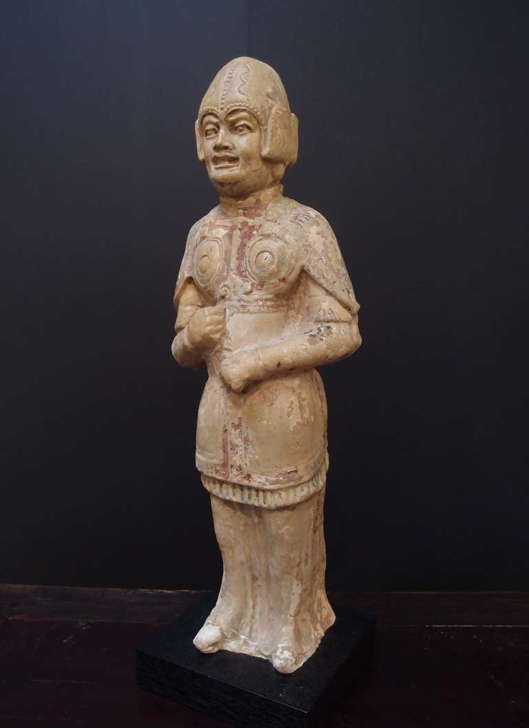 Modèle de guerrier en poterie peinte et émaillée de la dynastie chinoise Sui en vente 2