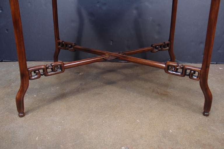 Sculpté à la main Table à plateau pliant d'exportation chinoise du 19ème siècle en bois dur en vente