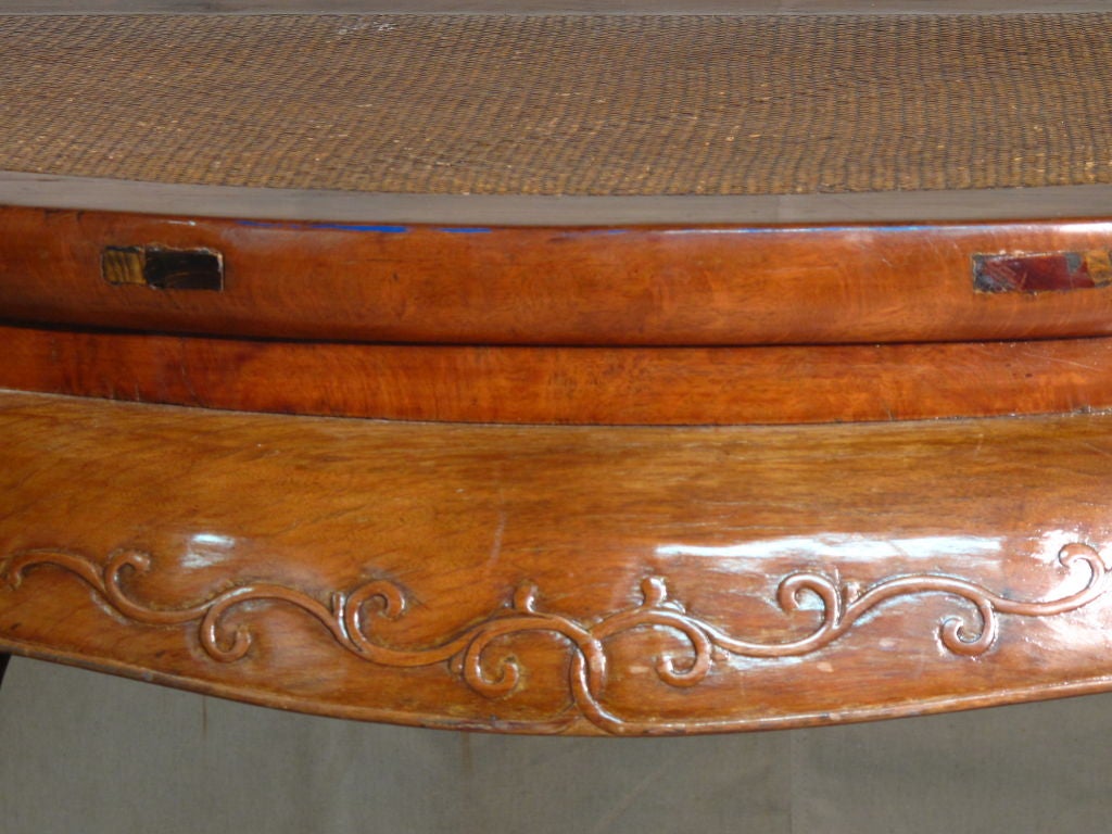 Chinesischer Ulmenholz-Demilune-Tisch aus dem 19. Jahrhundert mit geflochtener Rattanplatte (Qing-Dynastie) im Angebot