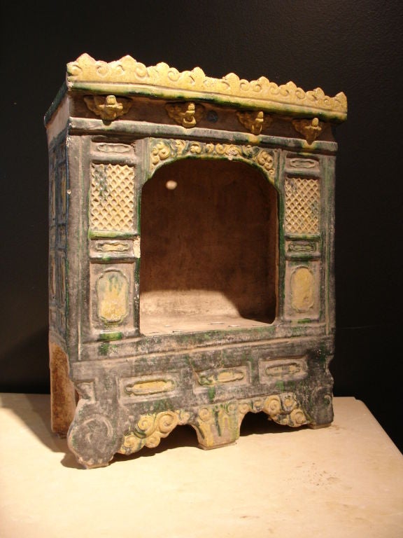 Ungewöhnlich großes Modell eines Schreins oder Kabinetts aus glasierter chinesischer Keramik der Ming-Dynastie (1368 - 1644), China, ca. 16. 

Das Schreinmodell ist aus Tonplatten gefertigt und mit einer dreifarbigen Glasur aus blau-grau und gelb