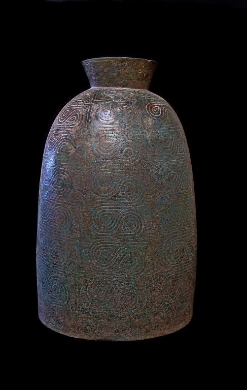 Eine große und fein gegossene Ritualglocke aus Bronze aus der Dong-Son-Kultur (ca. 1000 v. Chr. - 200 n. Chr.).

Die ungewöhnlich große und dünne Bronze zeugt von den fortgeschrittenen Techniken der Bronzebearbeitung, die die Dong Son