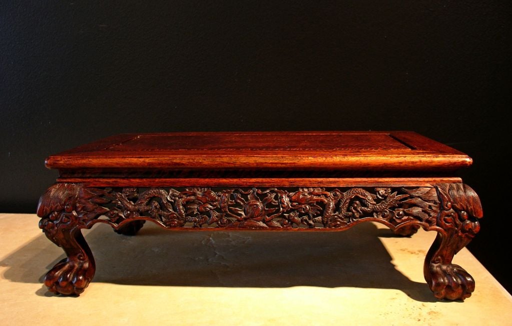 Chinesischer geschnitzter Longyan-Holzständer (Qing-Dynastie) im Angebot