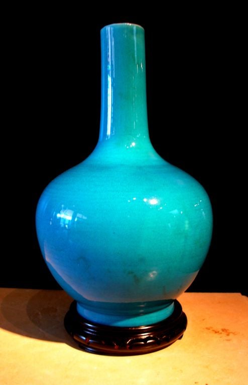 A Chinese Turquoise Glazed Porcelain Bottle Vase In Excellent Condition In Austin, TX