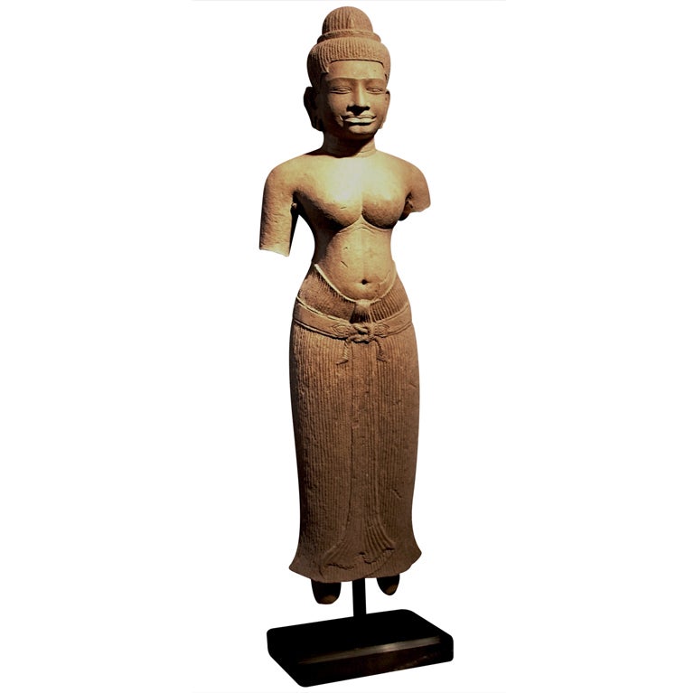 Figure de divinité féminine en grès khmer