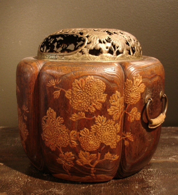 A beautiful Japanese kiri (paulownia) wood hibachi (charcoal brazier) crafted from a hollowed out trunk section and carved into an attractive lobed form.

The body of the hibachi features a striking grain, and is embellished with a taka-maki-e