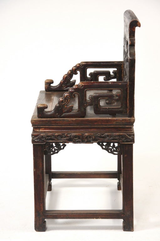 A good pair of Chinese carved walnut wood (hetao mu) armchairs. 

The back features two facing stylized dragons around a central shou (longevity) medallion below a scrolled crest rail. The arms are also carved as stylized dragons. The solid plank