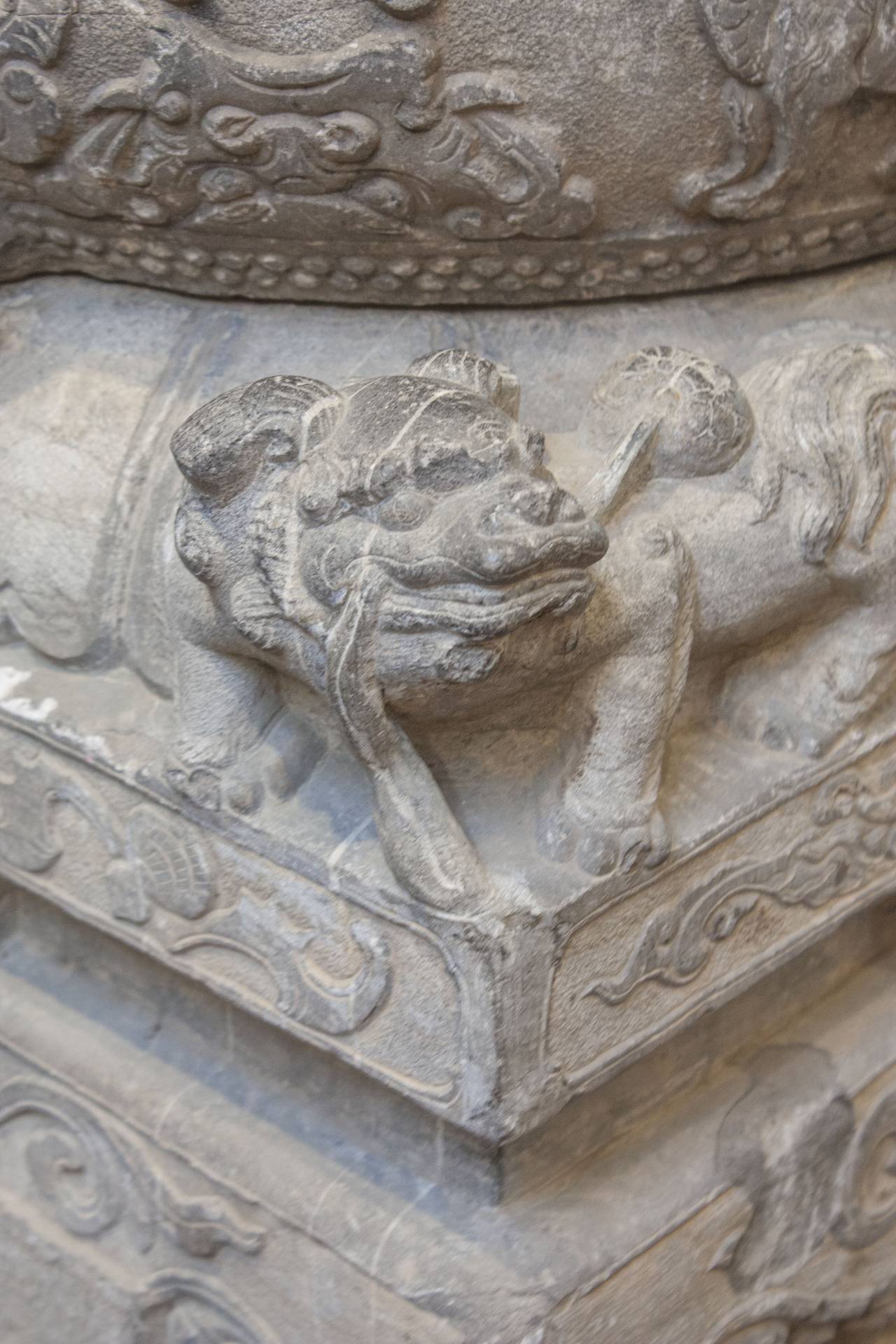 Pareja de pedestales arquitectónicos chinos tallados en piedra caliza con forma de tambor, dinastía Qing, mediados del siglo XIX, China.

Magistralmente tallado, cada pedestal consta de dos piezas. La parte superior tiene forma de tambor tallado con