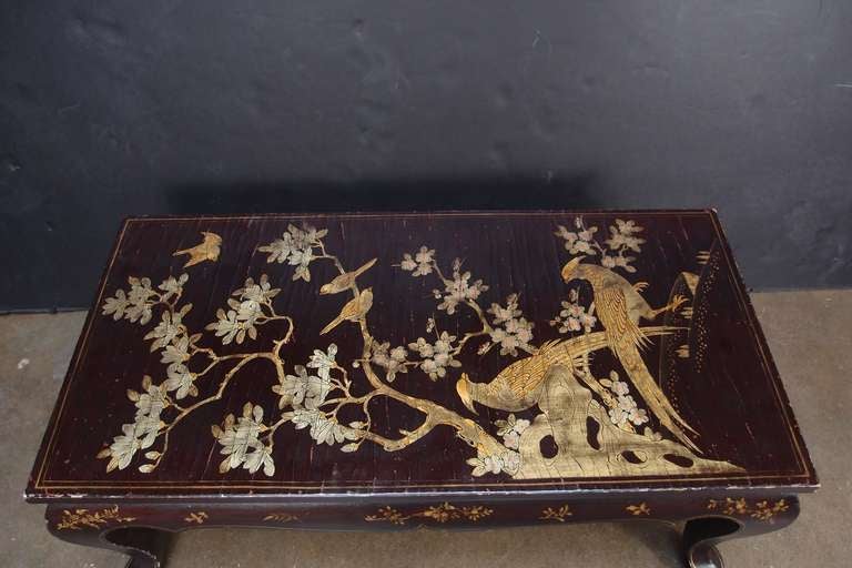 Chinoiserie Brown Lacquer and Gilt Decorated Coffee Table In Good Condition For Sale In Austin, TX