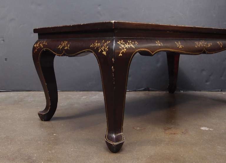Mid-20th Century Chinoiserie Brown Lacquer and Gilt Decorated Coffee Table For Sale