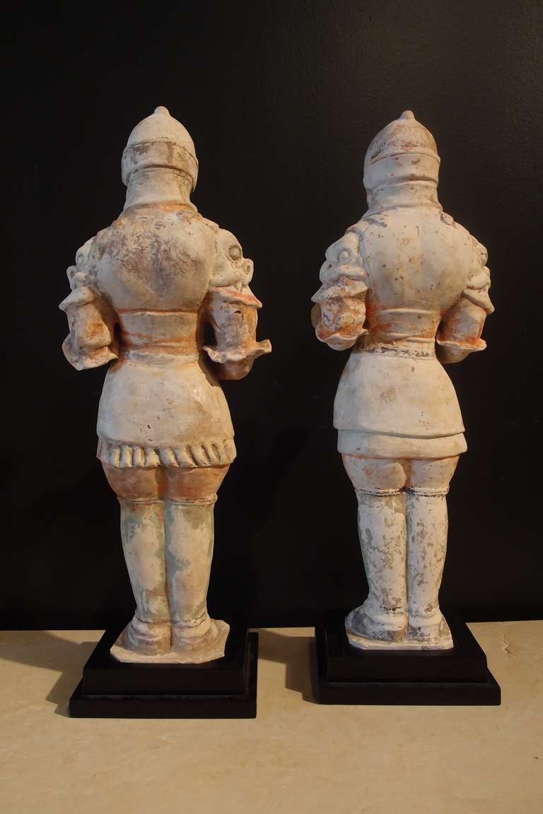 Chinois Paire de soldats en poterie peinte de la dynastie Tang en vente