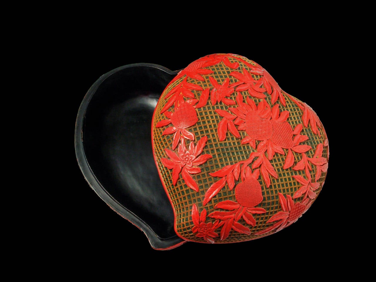 Large Chinese Carved Cinnabar Lacquer Peach Box In Good Condition In Austin, TX