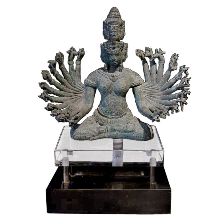Incarnazione della saggezza trascendentale, Prajnaparamita viene spesso definita la madre di tutti i Buddha. 

In questa rarissima forma tantrica, è raffigurata seduta nella posizione del mezzo loto. Le sue undici facce sono disposte su due