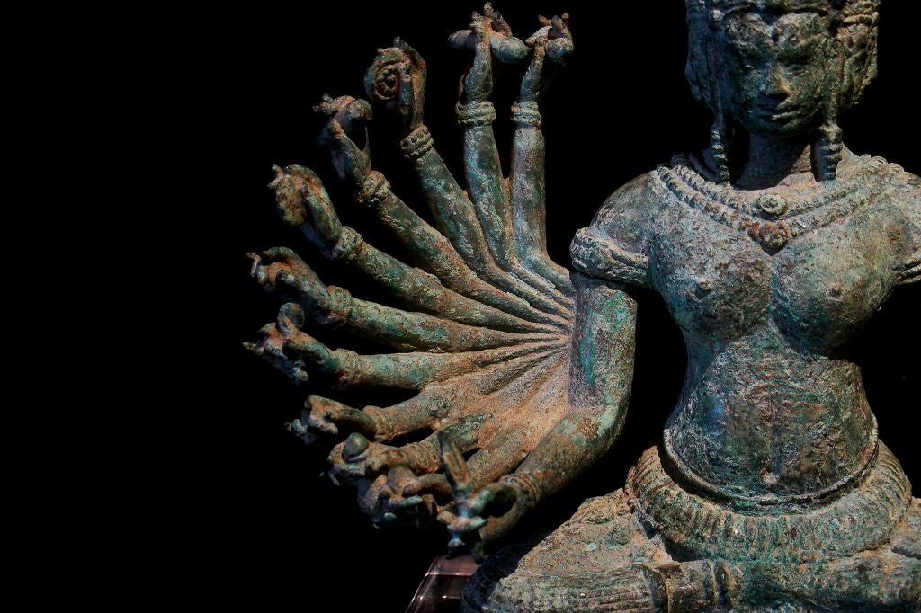Kambodschanische Bronzefigur der Prajnaparamita mit elf Gesichtern im Angebot 3