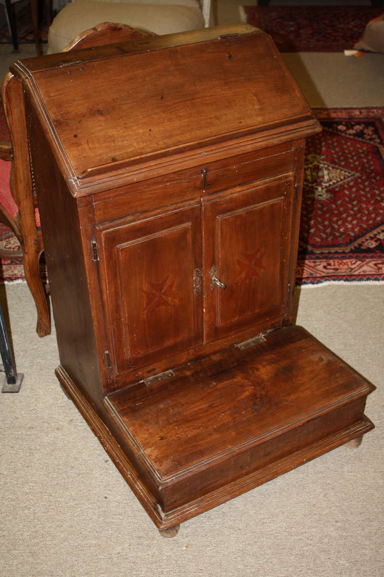 Italian Early 19th Century Walnut Prie Dieu with Marquetry Crosses on Doors