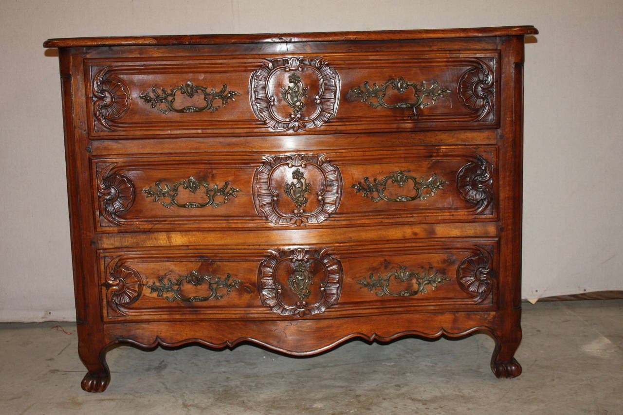 19th Century French Walnut Commode In Excellent Condition In Fairhope, AL