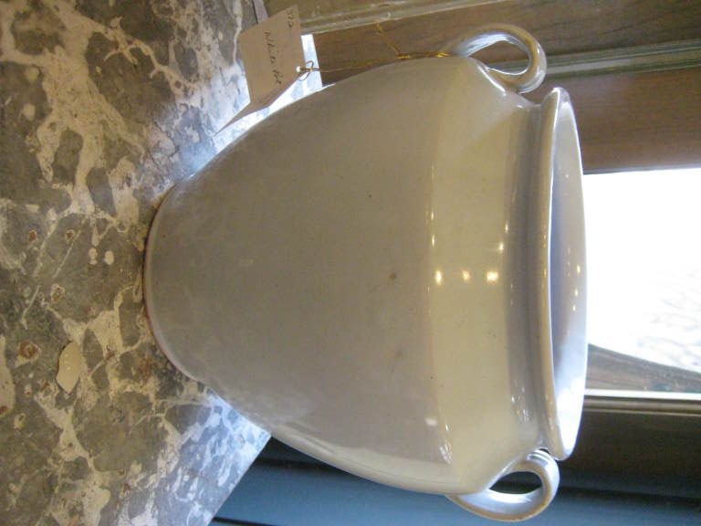 19th Century White French Pot In Excellent Condition For Sale In Fairhope, AL