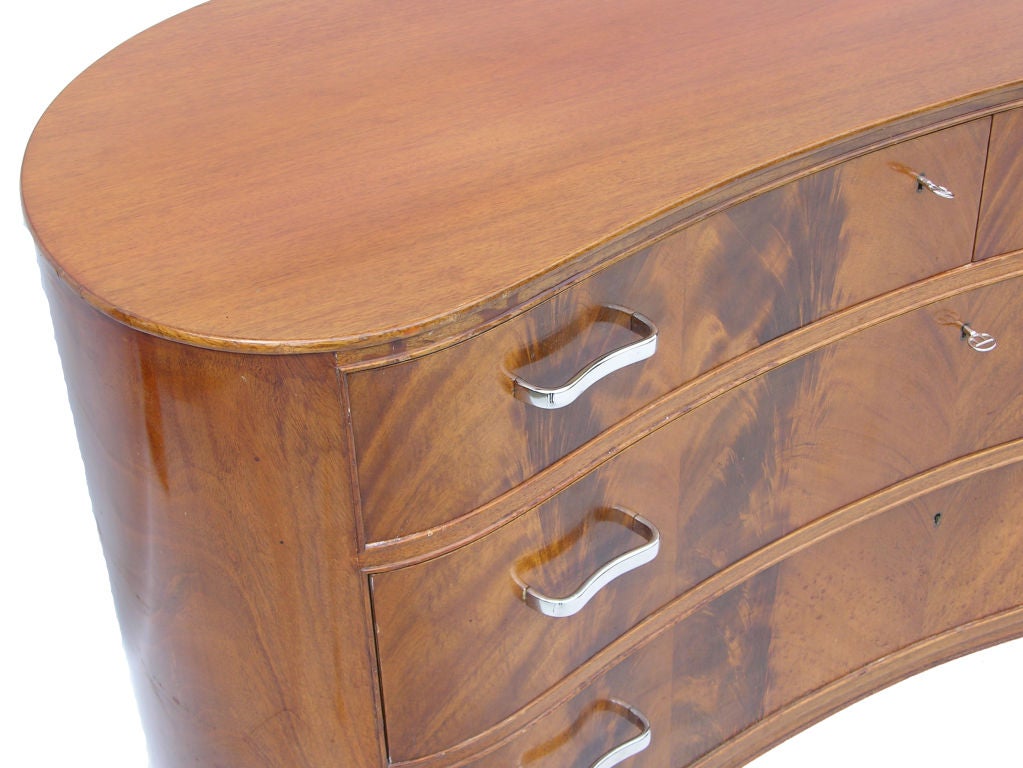 Curvacious shape with three drawers