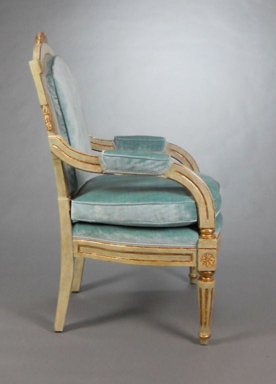 Pair of Italian Neoclassical Painted and Parcel Gilt Armchairs In Good Condition For Sale In New York, NY