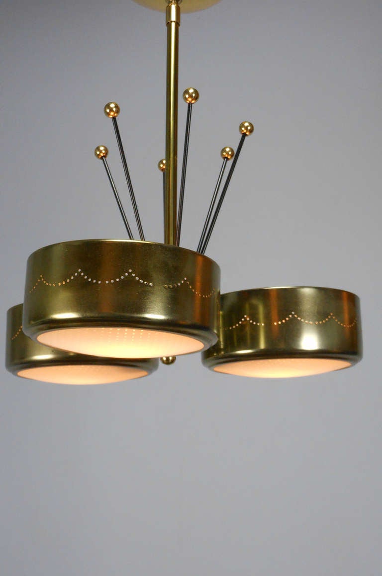 Mid-Century Modern Brass Chandelier In Good Condition For Sale In New York, NY