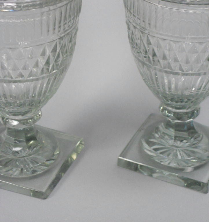 English Neoclassical Pair of Cut-Glass Urns with Lids In Good Condition In New York, NY