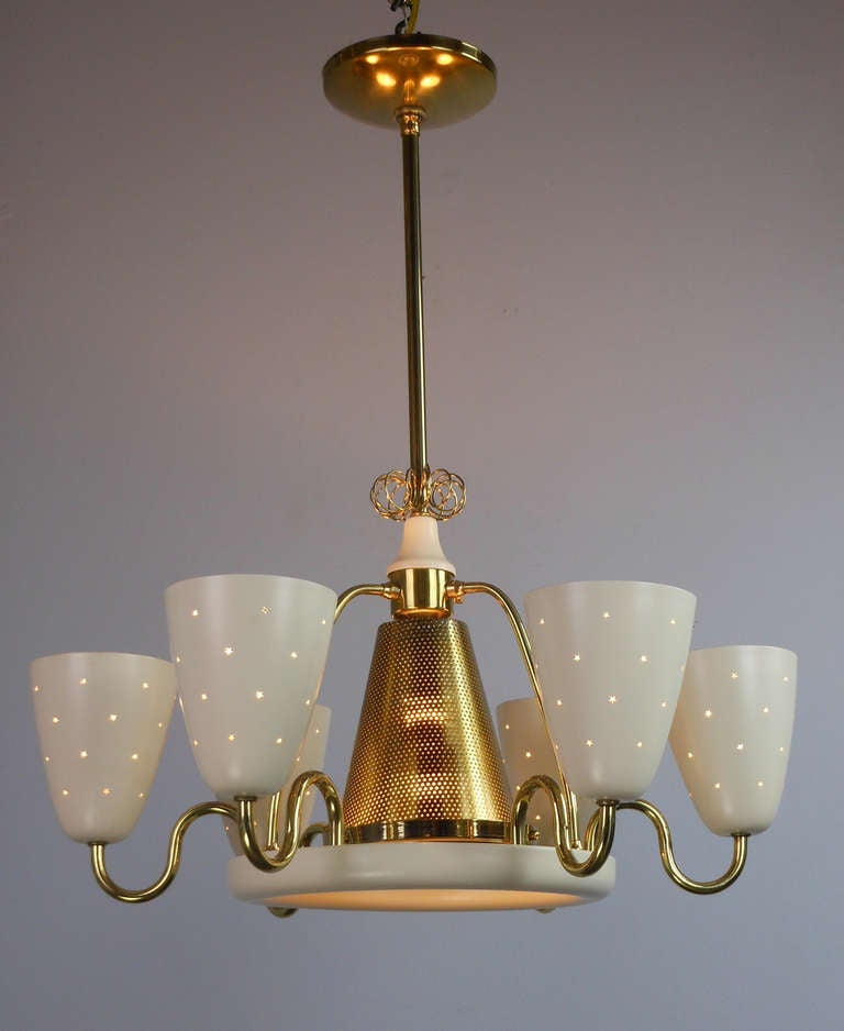 An American Brass and Cream Six-Light Chandelier In Good Condition In New York, NY
