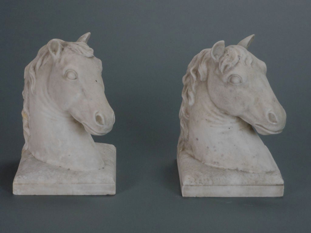 French Pair of White Marble Horse Trophy Sculptures In Good Condition For Sale In New York, NY