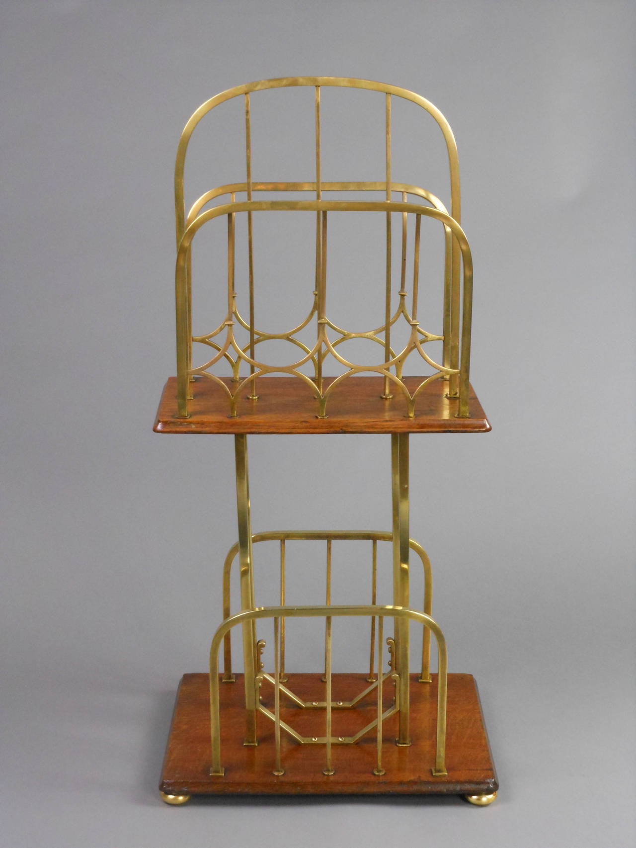 Arts and Crafts Brass and Oak Magazine Stand In Good Condition For Sale In New York, NY