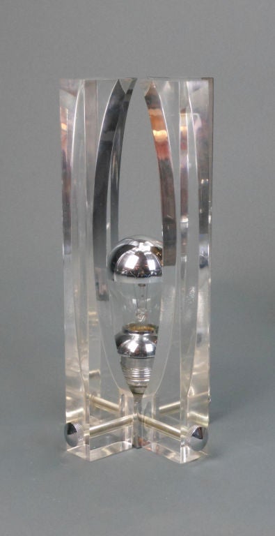 Pair of French Mid-Century Modern Lucite Lamps In Good Condition In New York, NY