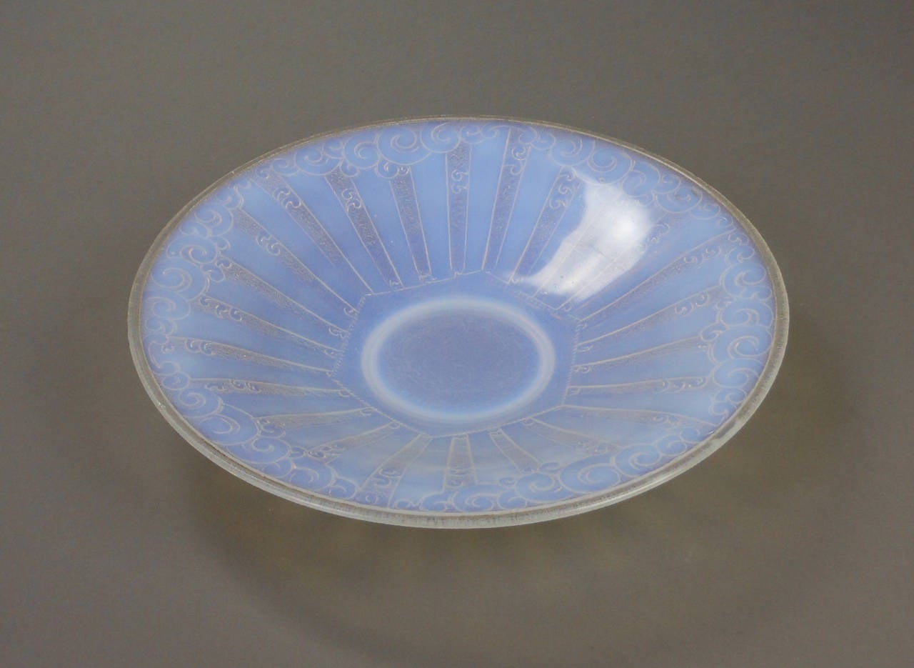 French Art Deco Opalescent Glass Bowl In Good Condition For Sale In New York, NY