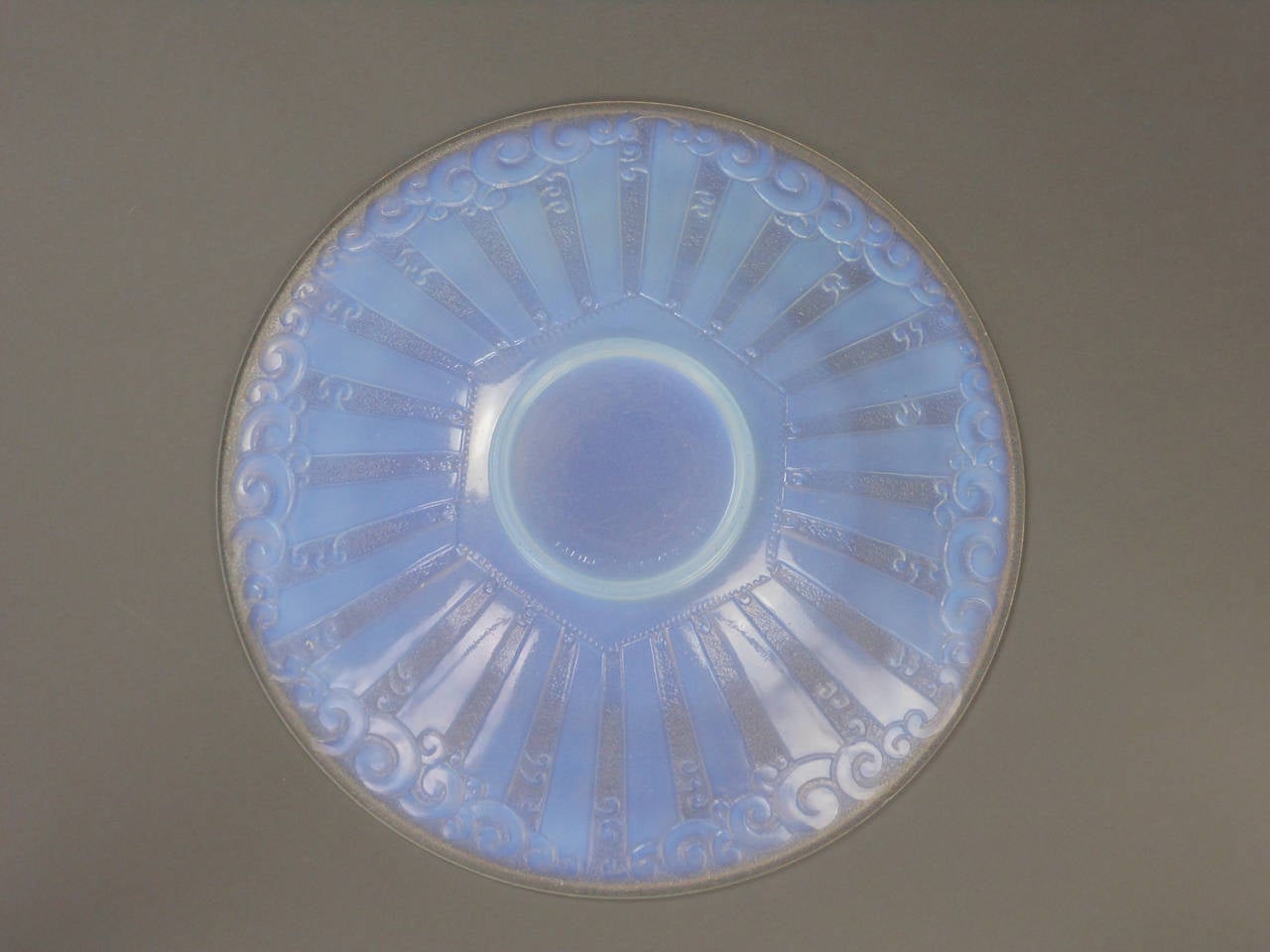 Early 20th Century French Art Deco Opalescent Glass Bowl For Sale