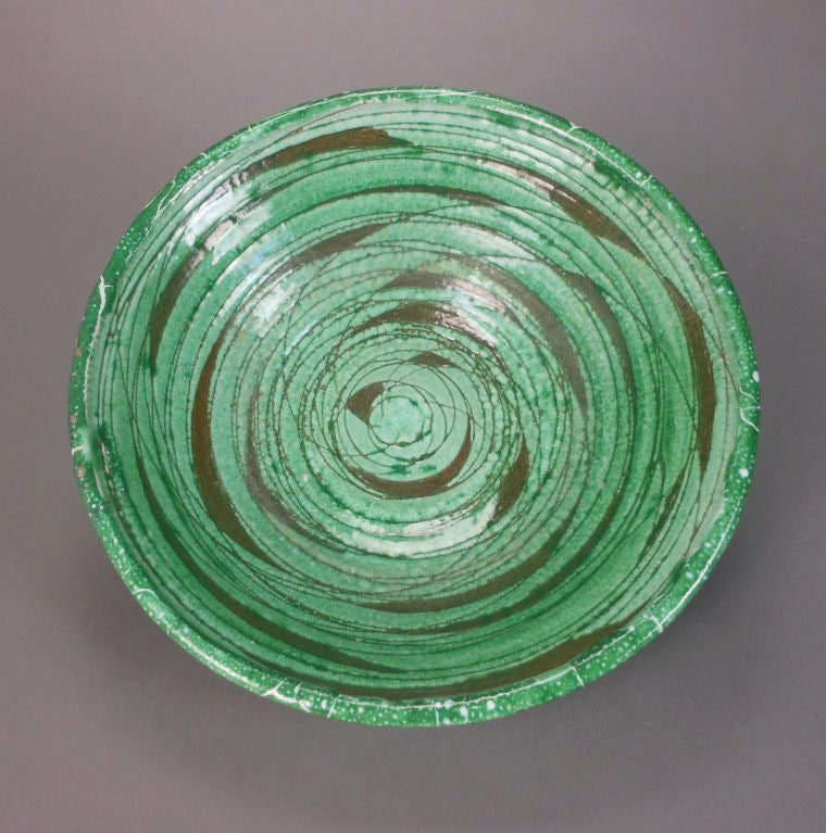 Mid-Century Modern Abstract Green Ceramic Bowl In Good Condition For Sale In New York, NY