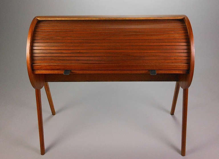 Mid-Century Modern Teak Roll Top Desk In Good Condition For Sale In New York, NY