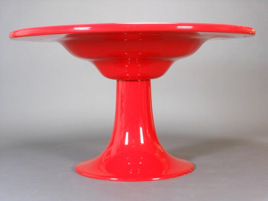 The circular molded edge top above the rippled apron fitted to the flared base.