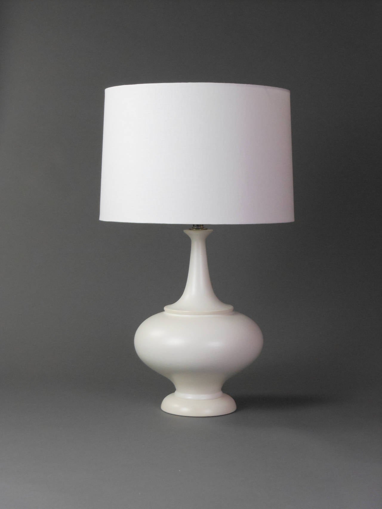 Pair of Midcentury Large White Ceramic Lamps In Good Condition For Sale In New York, NY