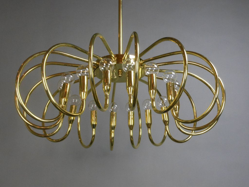 A Mid-Century Modern Brass Sixteen-Light Chandelier In Good Condition For Sale In New York, NY