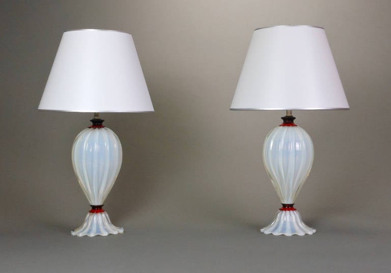 Pair of Murano Mid-Century White and Red Glass Lamps In Good Condition For Sale In New York, NY