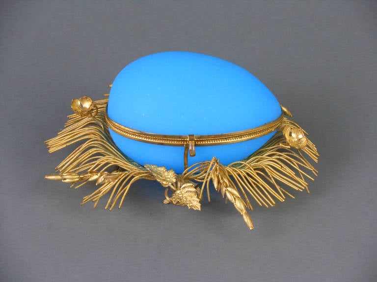 A French Gilt Mounted Blue Opaline Box In Good Condition For Sale In New York, NY