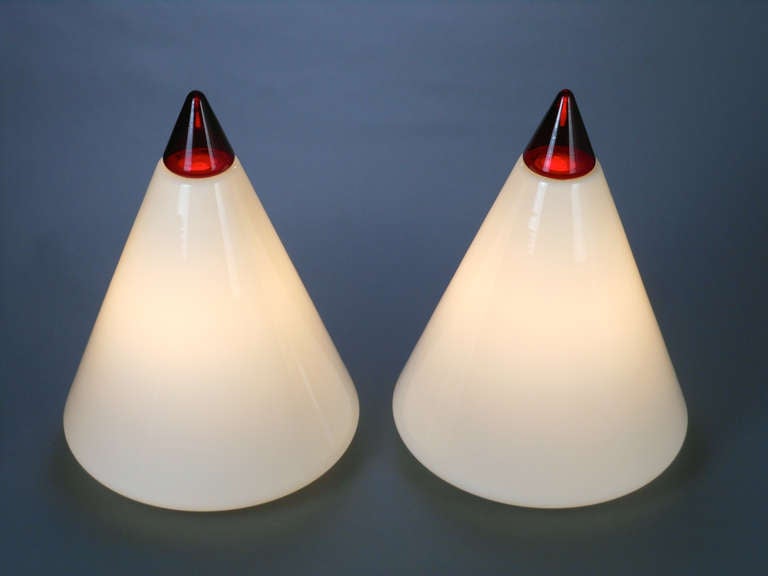 Mid-Century Modern Italian 1970s Red and White Glass Cone Lamps by Giusto Toso for Leucos For Sale