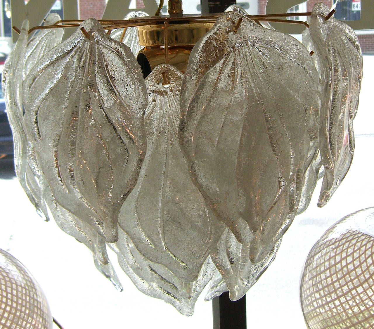 Glitzernder Glasblatt-Kronleuchter (amerikanisch) im Angebot