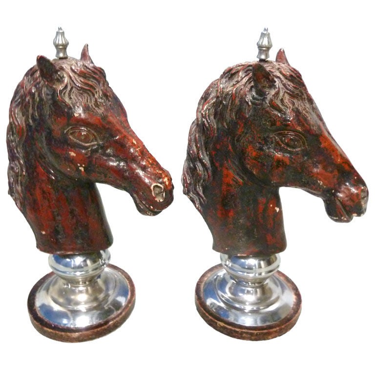 Paire de figurines de chevaux décoratives françaises en terre cuite émaillée