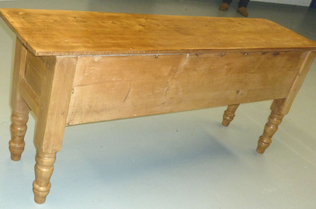 Vintage English Pine Huntboard In Excellent Condition In Mt Kisco, NY