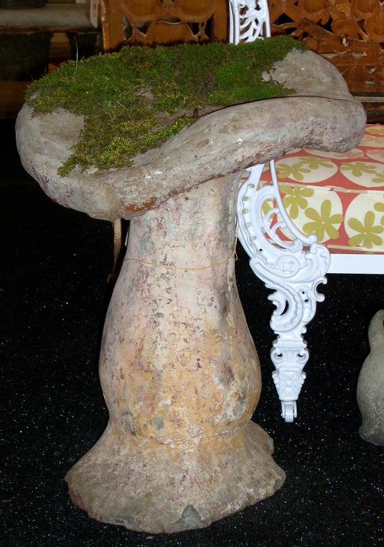 Un ajout fantaisiste au jardin.  Un assez grand champignon en pierre moulé à la main avec une patine peinte naturaliste.