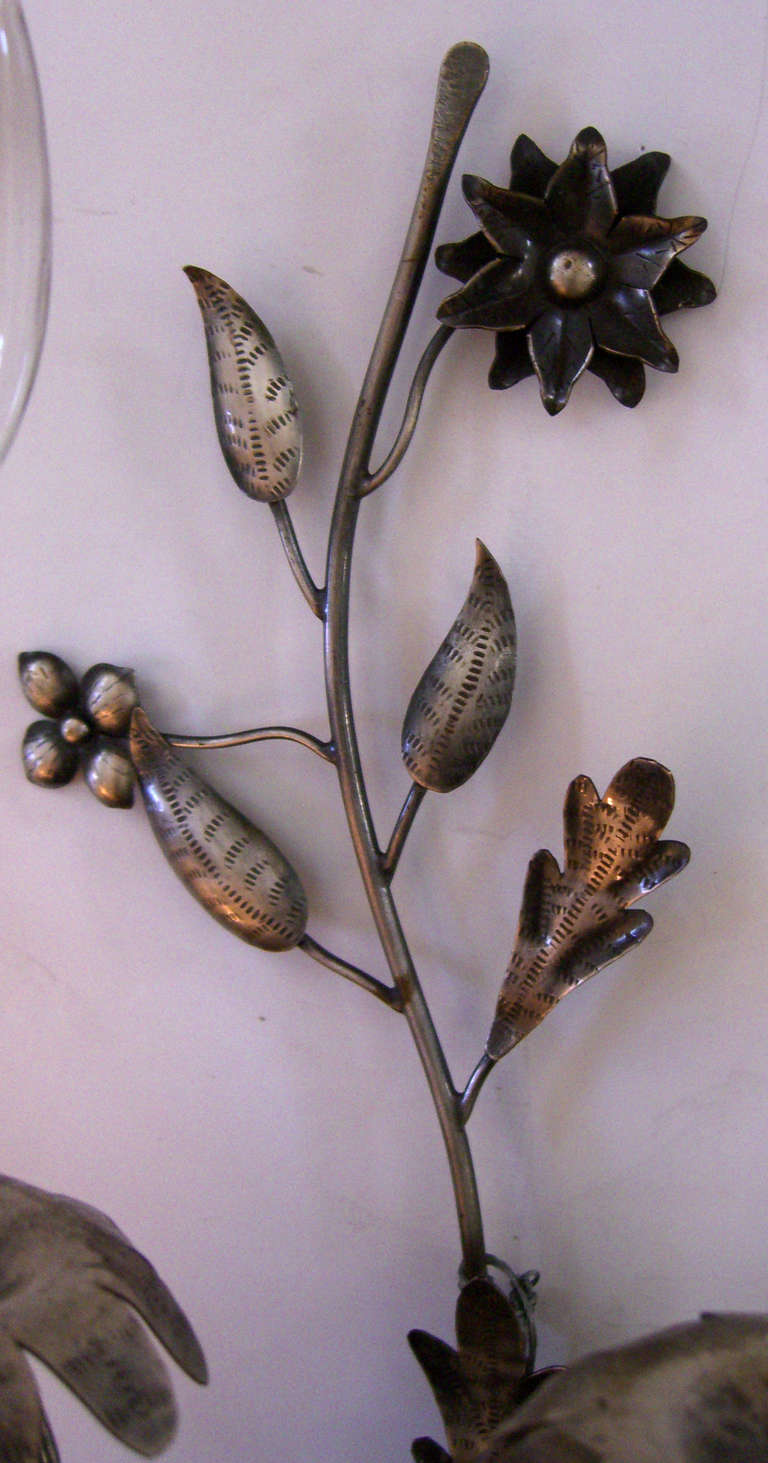 Paar französische handgehämmerte Vintage-Wandleuchten im Blumendesign, Vintage (Bronze) im Angebot