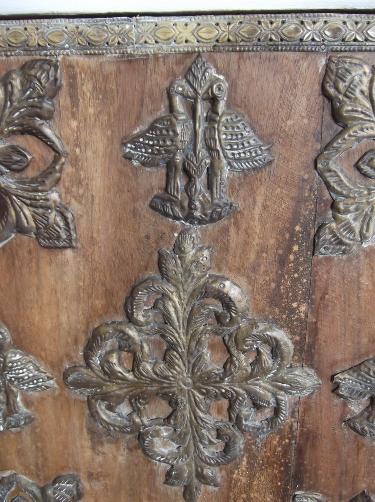 Metà XX secolo Squisita console in Wood indiano intagliata a mano in vendita