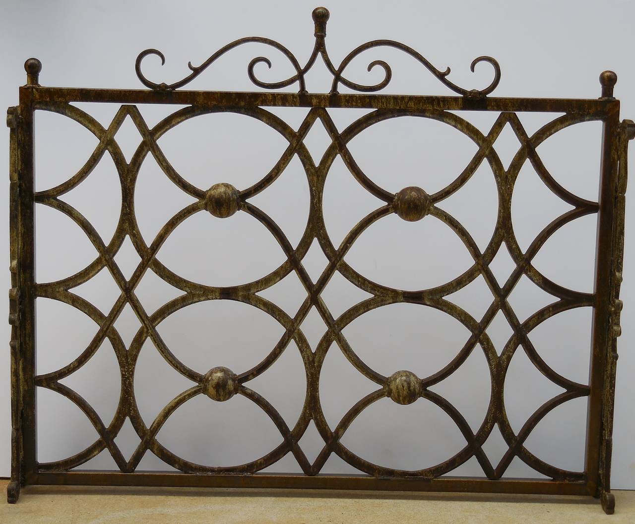 Architectural fireplace screen made of cast iron, with four iron circle held together and four balls in the center.
Great patina.
Firm standing.