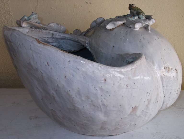 Ceramic Planter with frogs In Excellent Condition In Delray Beach, FL