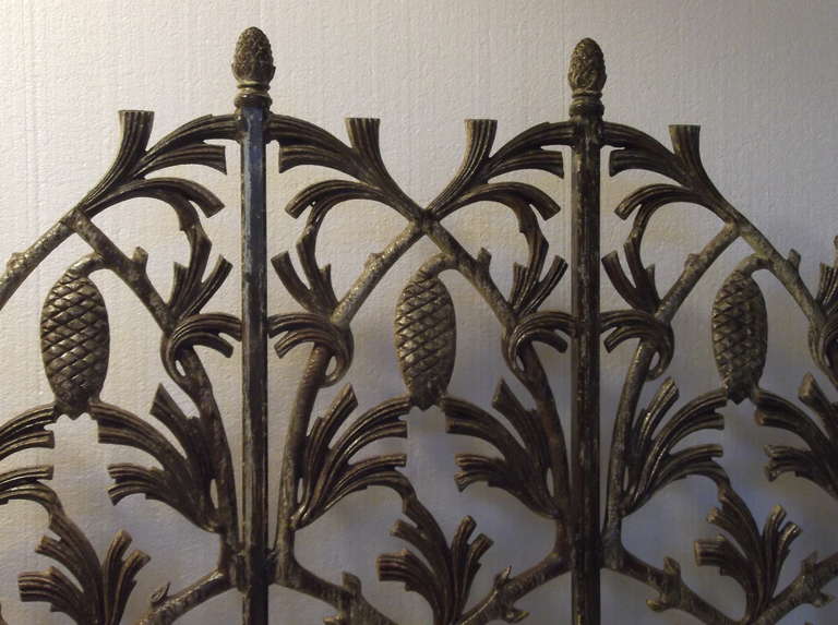 Cast iron pine cone fireplace screen In Excellent Condition In Delray Beach, FL
