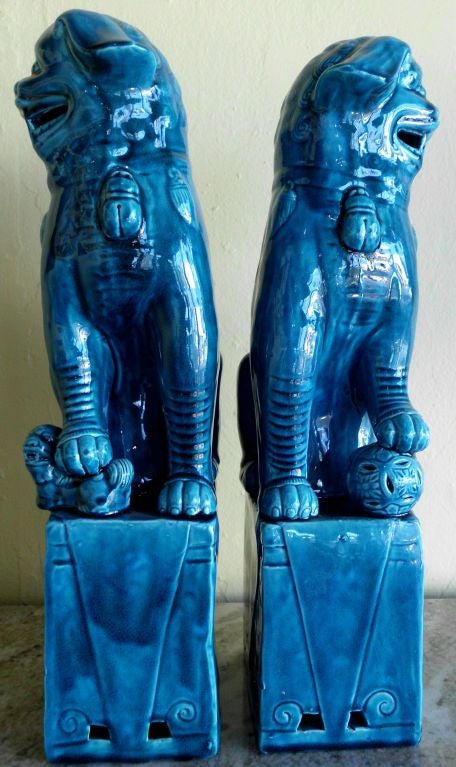 Pair of ceramic foo dogs In Excellent Condition In Delray Beach, FL