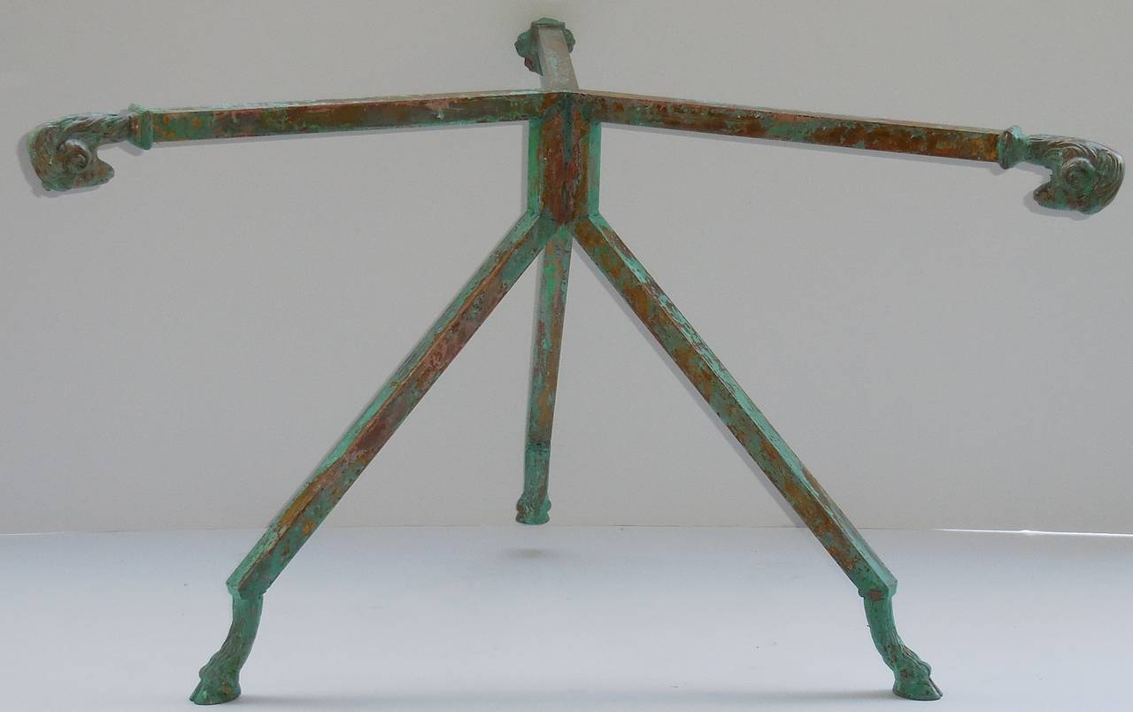 Exceptional brass table made of three legs, with ram head top motif.
Great look oxidized patina.
Glass is not included.